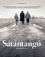 „Sátántangó“, ein Film von Béla Tarr. Drei Personen in Mänteln gehen eine schlammige, ländliche Straße entlang.