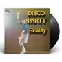 Text: "DISCO PARTY Reality". 
Eine Person in blauer Bluse tanzt lächelnd vor einem schlichten Hintergrund.