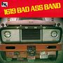 "1619 BAD ASS BAND" in Gelb, darüber ein Lastwagen mit "FORD" und mehreren bunten Nummernschildern.