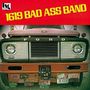 Oben steht "1619 BAD ASS BAND" in gelbem Text auf rotem Hintergrund. Darunter die Front eines alten Ford-Trucks mit vielen Nummernschildern.