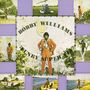 Text: "Bobby Williams Funky Super Fly". Menschen in roter Kleidung posieren vor verschiedenen Kulissen, wie Flugzeugen und Wasser.