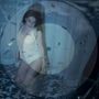 Text: "party 4 u," "side a: 45 rpm," "Charli XCX." Eine Frau in Unterwäsche tanzt, umgeben von fallendem Konfetti.