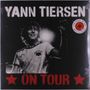 "Yann Tiersen", “On Tour”. Schwarz-weiß, zeigt eine Person bei einer Performance, roter Stern unten.