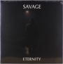 Text oben: "SAVAGE". Text unten: "ETERNITY". Eine Figur in einem Mantel steht im Dunkeln unter einer Straßenlaterne.