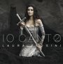 Text: "IO CANTO", "LAURA PAUSINI". Eine Frau in silbernem Kleid hält ein Schwert, umgeben von dunkler Erde.