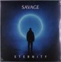 „SAVAGE“ oben, „ETERNITY“ unten. Eine Silhouette steht vor einem leuchtenden blauen Kreis in dunkler Umgebung.