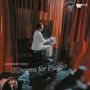 Text: "ALEKSANDER DĘBICZ 12 Dreams for Piano". Mann in Weiß spielt Klavier, umgeben von roten Vorhängen.