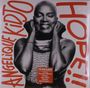 ANGELIQUE KIDJO HOPE. Schwarz-Weiß-Foto einer lächelnden Frau mit geschlossenen Augen, Hände an den Wangen.