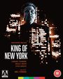 "Christopher Walken. King of New York. Laurence Fishburne, Wesley Snipes, Steve Buscemi. Regie: Abel Ferrara."  
Schwarz-weißes Porträt mit Lichteffekten.