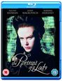 "The Portrait of a Lady", Nicole Kidman, John Malkovich, Barbara Hershey. Eine Frau schaut ernst, mit Text im Hintergrund.