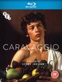 „CARAVAGGIO“ oben. Junge mit lockigem Haar, weißem Gewand, hält einen Obstkorb. BFI-Logo und „Directed by Derek Jarman“.