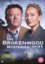 "The Brokenwood Mysteries Series 11" steht mit zwei Personen im Vordergrund. Im Hintergrund Polizeiautos im Nebel.
