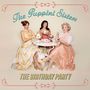 Text: "The Puppini Sisters" oben, "The Birthday Party" unten. Drei Frauen in eleganter Kleidung sitzen um einen Tisch mit Kuchen.