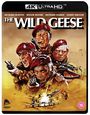 "THE WILD GEESE" zeigt vier Männer in Militäruniformen mit roten Baretts, bewaffnet. Unten eine Explosion und ein Flugzeug.