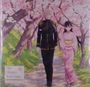"My Happy Marriage" steht unten links. Illustration: Ein Mann in Uniform und eine Frau im Kimono unter Kirschblütenbäumen.