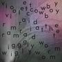 Wörter wie "violet", "cowboy", "raid" überwirken einen nebligen, pastellfarbenen Hintergrund mit Kreisbogenmustern.