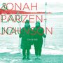 Text: "ONAH PARZEN JOHNSON Live in Italy". Zwei Personen stehen im Schnee, halten Pflanzen. Der Hintergrund zeigt eine winterliche Landschaft.