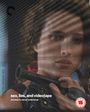 Text: „sex, lies, and videotape, directed by steven soderbergh“. Eine Frau schaut durch Jalousien und hält etwas Schwarzes.