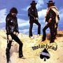 "Motörhead Ace of Spades" in stilisierter Schrift. Drei Männer in Westernkleidung stehen in einer Wüstenlandschaft.