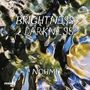 "BRIGHTNESS e DARKNESS" und "NOHMI" auf einem abstrakten, farbenreichen Hintergrund.