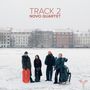"TRACK 2 NOVO QUARTET" steht oben. Vier Personen stehen auf schneebedecktem Boden vor Stadthäusern mit Musikinstrumenten.