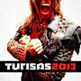 Text: "Turisas 2013". Ein Mann mit rotem Gesicht, schreit, trägt eine Nietenjacke, Arme verschränkt.