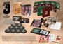 "Inside No. 9 Limited Collector's Edition Blu-Ray Boxset" zeigt DVDs, Poster und Booklets in einer Box.