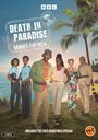 "DEATH IN PARADISE SERIES FIFTEEN - INCLUDES THE 2025 CHRISTMAS SPECIAL." Menschen stehen vor tropischer Kulisse.