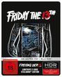 "Friday the 13th" in großer Schrift. Szene mit Mond über Wald, darunter vier Personen nahe einer Hütte.