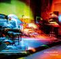 Text: "other:m:other material". Eine farbenfrohe Live-Performance mit Trommel, Keyboards und elektronischen Geräten.