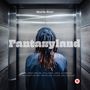„Maria Uzor. Fantasyland.“ Person mit Rastalocken von hinten, in einem Aufzug mit metallischen Wänden.