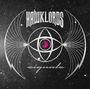 „HAWKLORDS“ und „signals“ vor einem kosmischen Hintergrund. Eine Illustration mit Linien und einem rosa Symbol in der Mitte.
