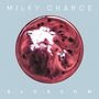 Text: „MILKY CHANCE BLOSSOM“. Eine abstrakte Illustration eines rot-weißen Wirbels vor blauem Hintergrund.