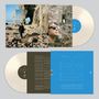 Texte: "Saccades Golden Days" auf blauem Hintergrund. Zwei Schallplatten, eine zeigt Strand und Felsen, die andere ein Porträt.