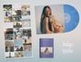 Text: "Indigo Sparke", "There is a Light on the Horizon Line". Eine blaue Schallplatte, ein Poster mit Fotos, und ein blaues Buch.