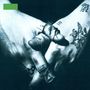 Grüne Fläche oben links; Hände mit Tattoos und zwei Fingern mit Bandagen.
