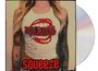 Ein Oberkörper in einem Tanktop mit "THE BITES" und blutende Lippen. Darunter "SQUEEZE". Tattoos auf den Armen.