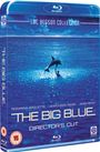 "The Big Blue Director's Cut" steht in großen Buchstaben. Illustration: Delfin springt aus dem Ozean in der Dämmerung.