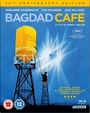 "Bagdad Café - A Film by Percy Adlon. Person auf Leiter malt gelben Wasserturm. Text: 'Intimate, quirky, and affirmative...'“