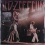 „Led Zeppelin“ steht in großen Buchstaben oben, darunter sieht man Musiker auf einer Bühne in Aktion mit Gitarren.