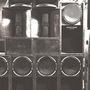 "Ghost Dubs" und "Damaged" sind auf einer Box zu sehen. Mehrere große Lautsprecher sind gestapelt und montiert.