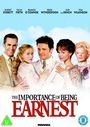 "The Importance of Being Earnest" in großer Schrift. Oben die Namen der Schauspieler, darunter eine Gruppe von elegant gekleideten Personen.