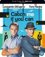 „Catch me if you can“; Leonardo DiCaprio und Tom Hanks in blauer und grauer Kleidung vor buntem Hintergrund.