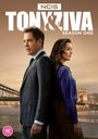 "NCIS: Tony & Ziva, Season One". Zwei Personen stehen Rücken an Rücken, ein Mann im Anzug und eine Frau in Bluse.