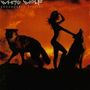 Text: "White Wolf Endangered Species." Silhouette einer Frau und zweier Wölfe vor einem leuchtend orangefarbenen Himmel.