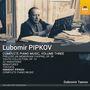 Texte: L'ubomir PIPKOV, Complete Piano Music, Volume Three. Mann am Schreibtisch, stapelweise Noten.