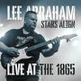 "LEE ABRAHAM, STARS ALIGN, LIVE AT THE 1865." Ein Musiker spielt auf der Bühne E-Gitarre, umgeben von Bühnenlichtern.