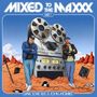 "MIXED TO THE MAXXX PART 1" und "DANE ‘LOVE’ LEE & JOHN MORALES". Illustration mit Tonbandgerät, zwei Männer, Wüste.