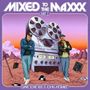 „MIXED TO THE MAXXX PART 2“ steht oben. Zwei Männer lehnen an einer großen Tonbandmaschine in surrealer Wüstenlandschaft.