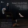 Texte: "Robert VALENTINE, 12 Sonatas for Recorder and Basso Continuo, Op. 11 'Parensi', Première recording." Person spielt Flöte.